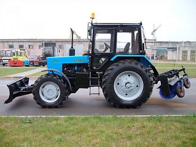 Машина подметально-уборочная универсальная МПУУ-1 (Базовый трактор: МТЗ-82, Коммунальный отвал с механическим изменением угла поворота, Щеточное оборудование) - Gidrorul